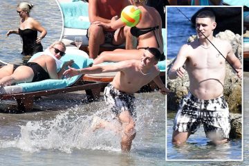 Foden begeistert Touristen, als er am Strand von Mykonos seine Ballkünste unter Beweis stellt