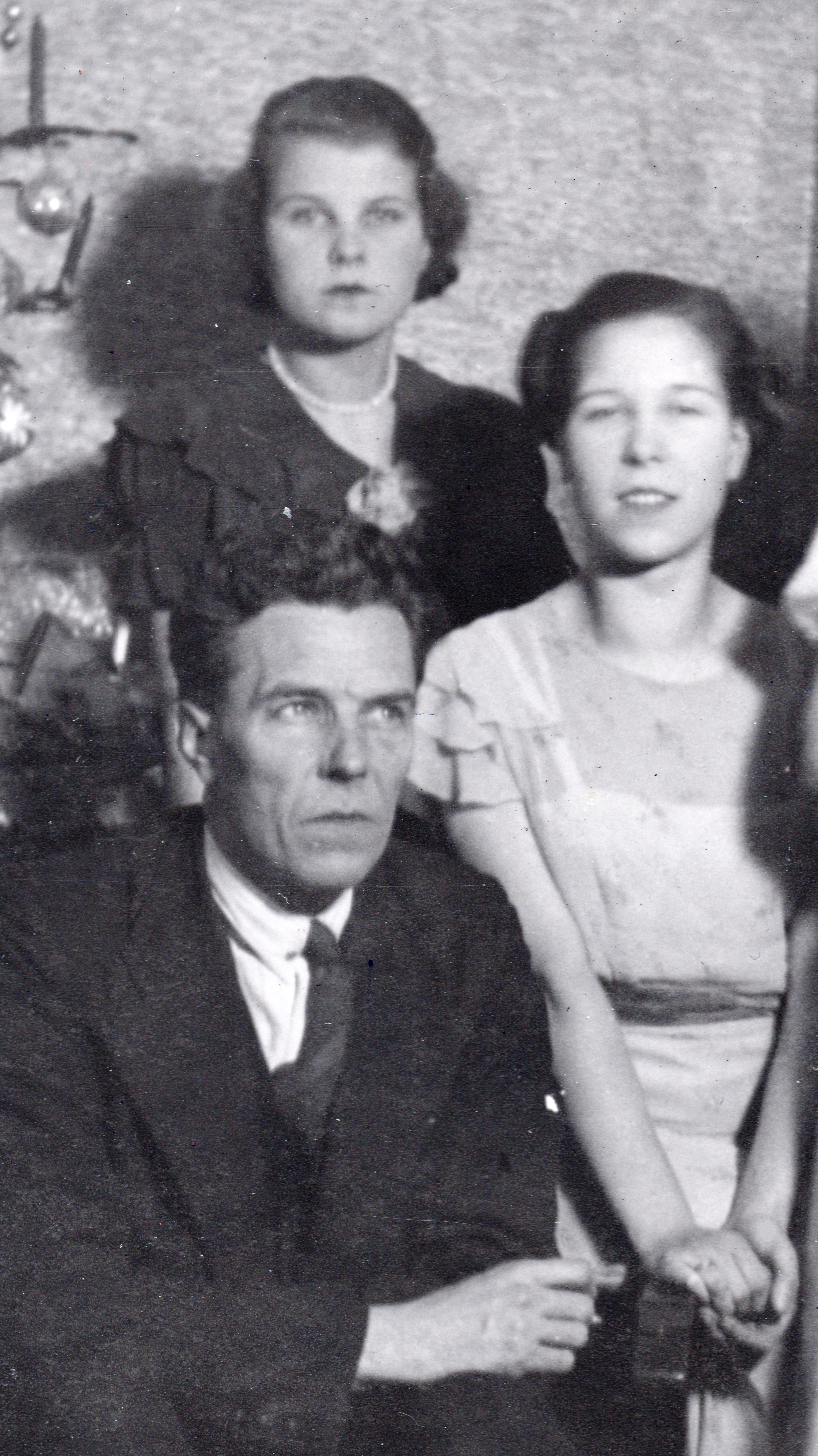 Joops Großvater mit seiner Tante Nelly (oben in der Mitte) und Willy im Jahr 1940