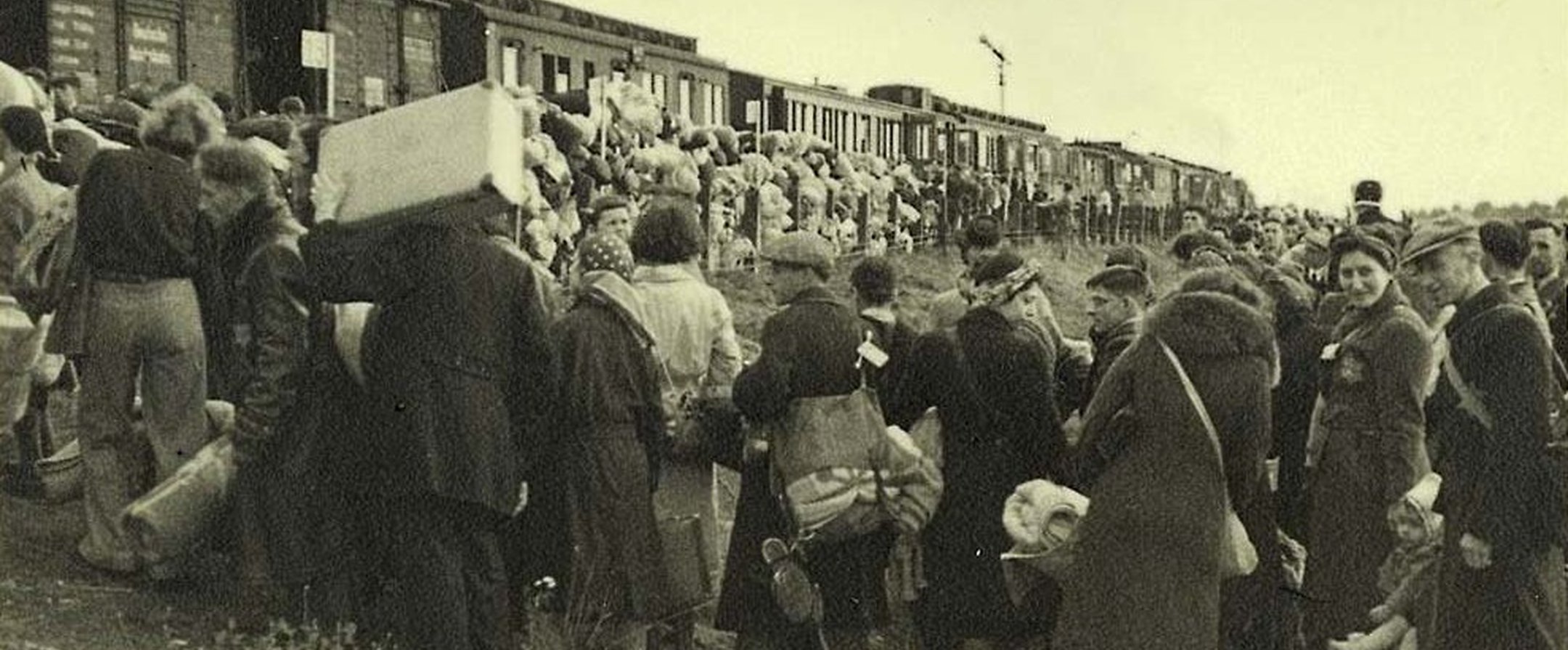 Juden auf dem Weg zur Deportation nach Auschwitz in den Niederlanden