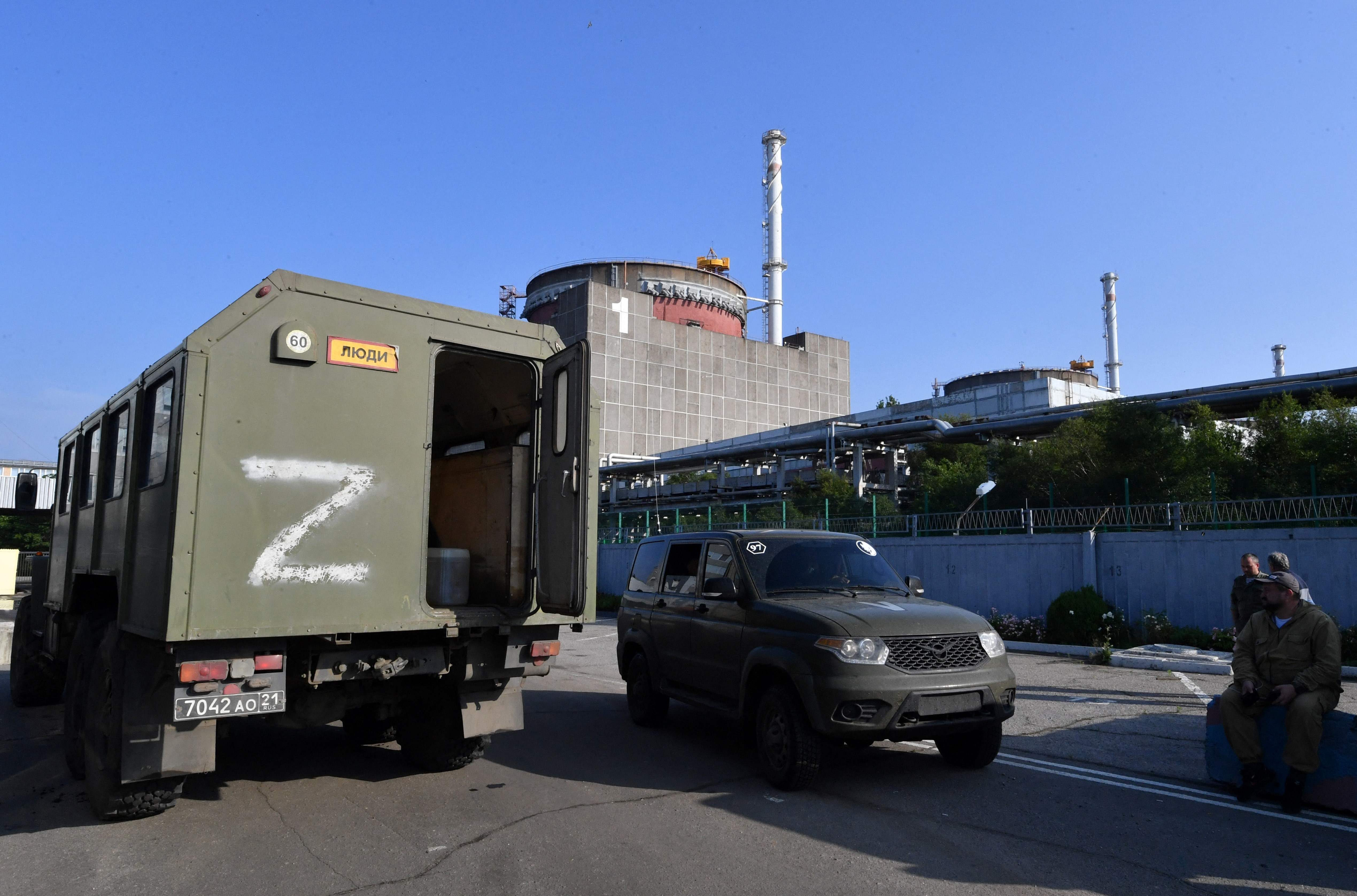 Lastwagen mit dem russischen Kriegssymbol „Z“ gehören seit der Übernahme zum festen Bestandteil des Werks