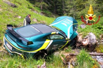 Fahrer schleudert 170.000-Pfund-Supersportwagen auf Gebirgspass kaputt und läuft erstaunlicherweise davon 