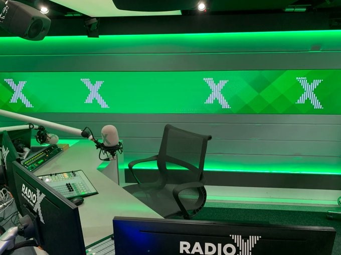 Radio X twitterte ein Foto des leeren Studios, in dem Chris sein sollte