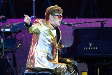 Die Fans von Elton John waren schockiert, als sie ihn beim Lesen von Liedtexten in Glastonbury sahen