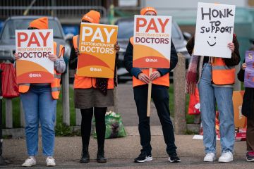 Der Streik der Juniorärzte kostet NHS-Krankenhäuser jeden Tag Millionen für die Deckung ihrer Schichten