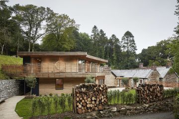 Das ikonische „biegsame“ Holzhaus von Grand Designs kommt endlich auf den Markt 