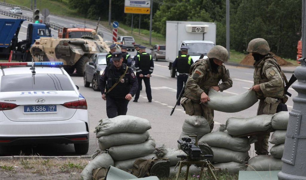 Russland reagierte, indem es Zementlastwagen auf den Straßen Moskaus stationierte und Verteidigungslinien über große Brücken zur Hauptstadt errichtete