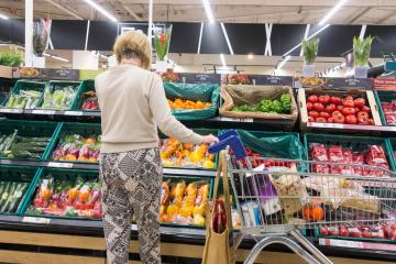Bedrängte Briten greifen auf billige Fertiggerichte zurück, um die hohe Lebensmittelinflation zu bekämpfen