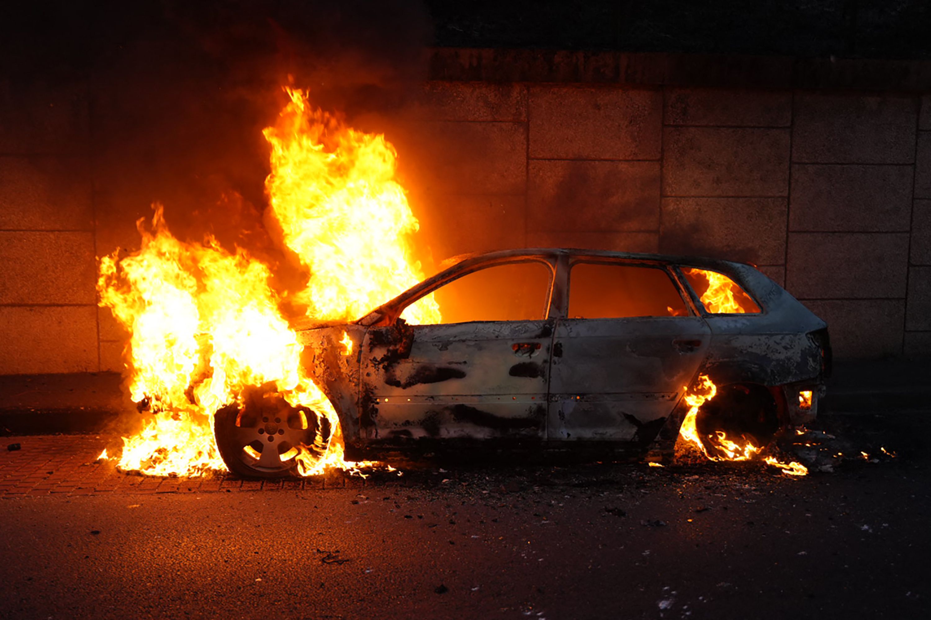 Bei dem Chaos schienen mehrere Autos verbrannt zu sein