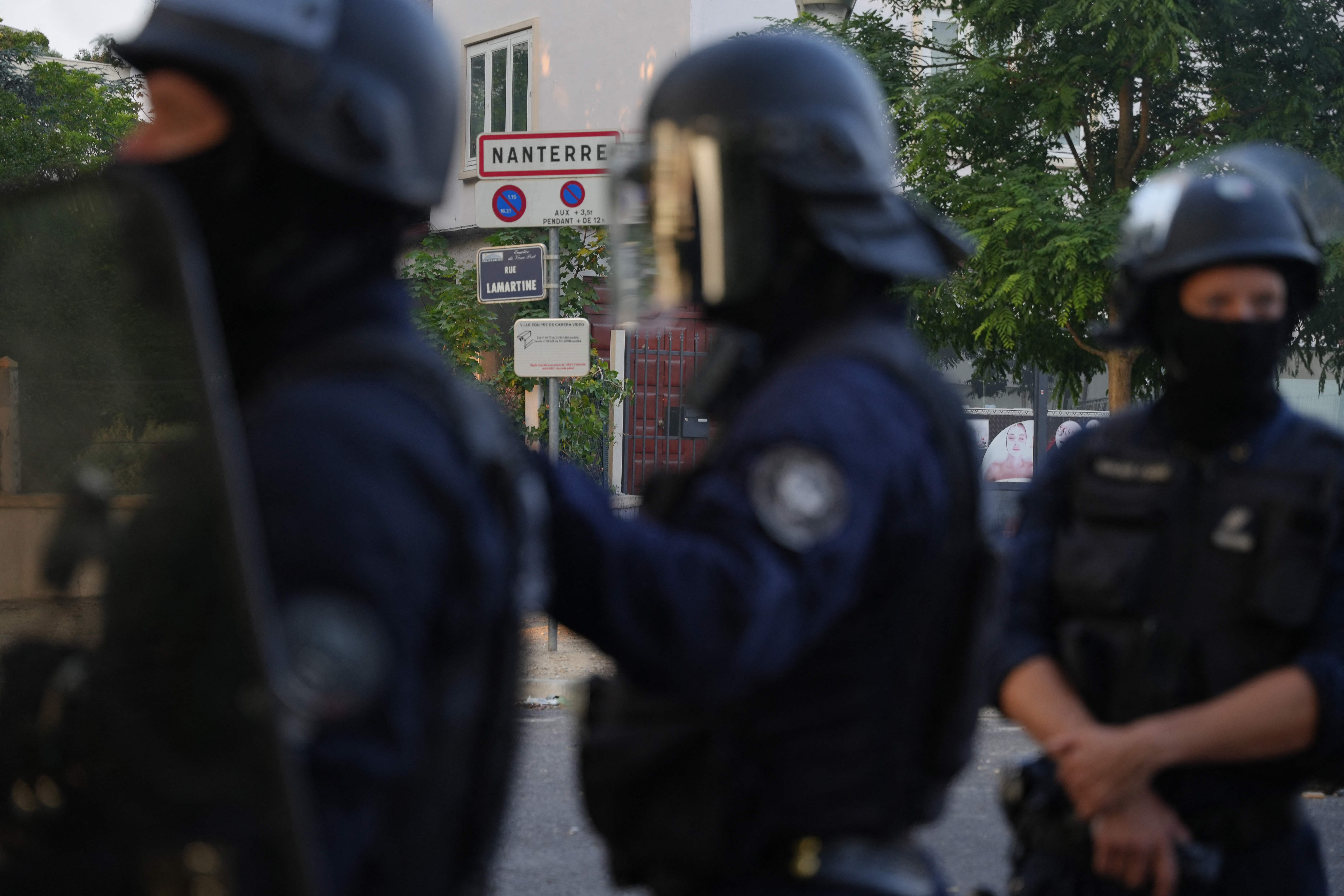 Polizisten in Kampfausrüstung standen nach den Protesten Wache