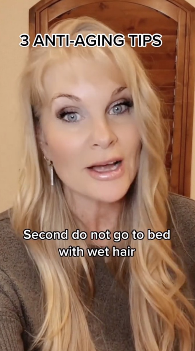Sie warnte davor, mit nassen Haaren ins Bett zu gehen und empfahl den Menschen, einen Duschkopffilter und Kopfhautmassagen zu verwenden