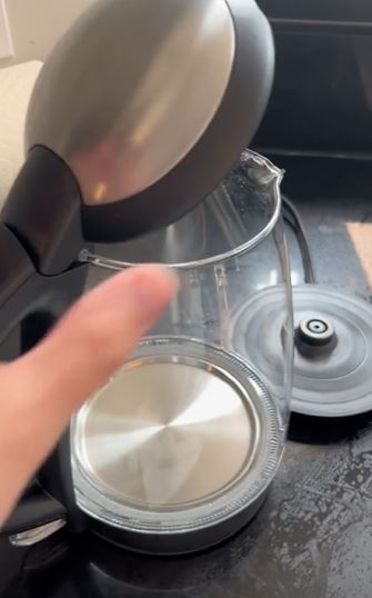 Die kinderleichte Reinigung des Wasserkochers hat im Internet Hunderte von Likes erhalten