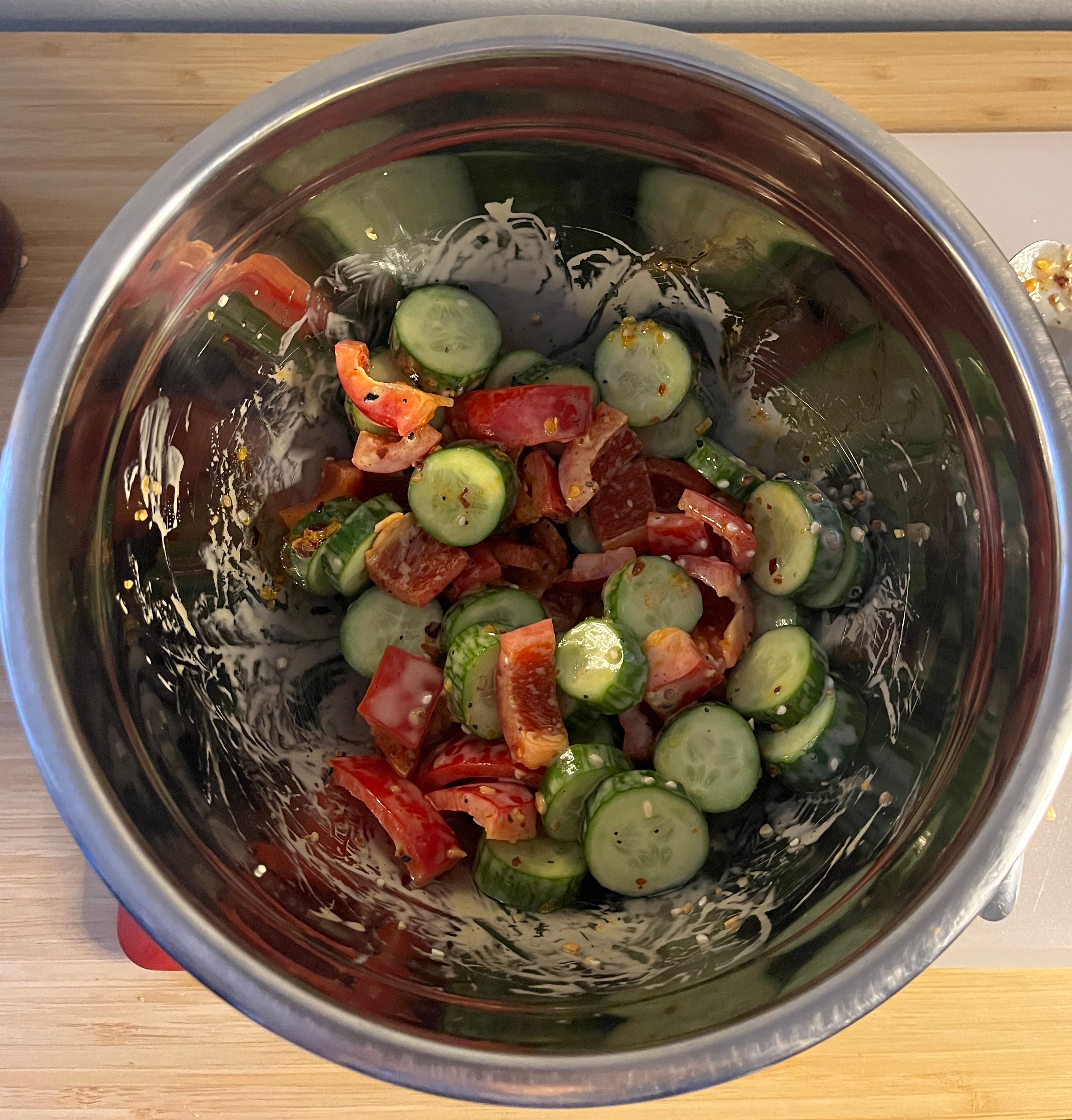 Ich begann mit der Zubereitung des viralen Salats aus Gurke und roter Paprika von TikTok und liebte den würzigen Crunch