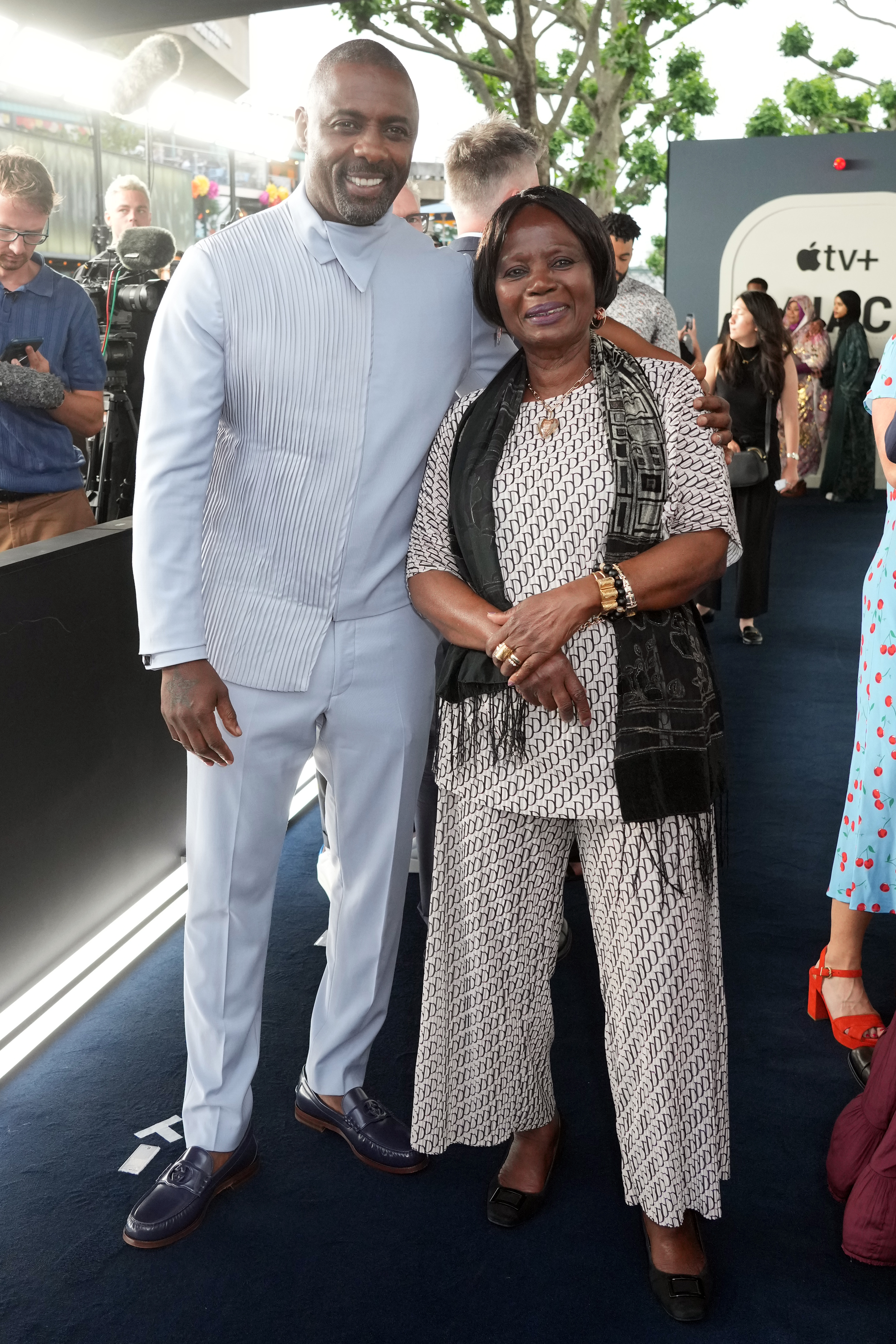 Idris Elba wird von Mutter Eve bei der Premiere seiner neuen Apple+-Serie Hijack begleitet