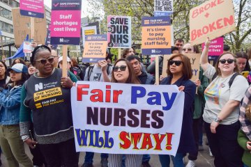 NHS-Berater stimmen für Streik – während Krankenschwestern monatelange Arbeitsniederlegungen beenden
