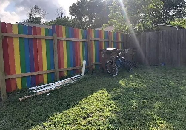 Ein Hausbesitzer hat nun regenbogenfarbene Rache an seinem Nachbar genommen
