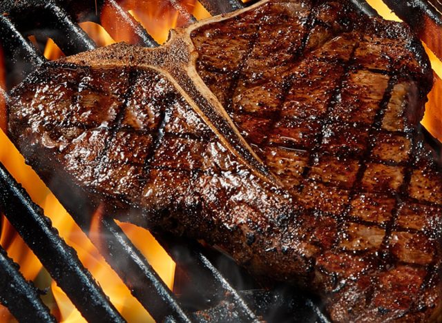 Longhorn-Steakhouse-Feuer gegrilltes T-Bone-Steak