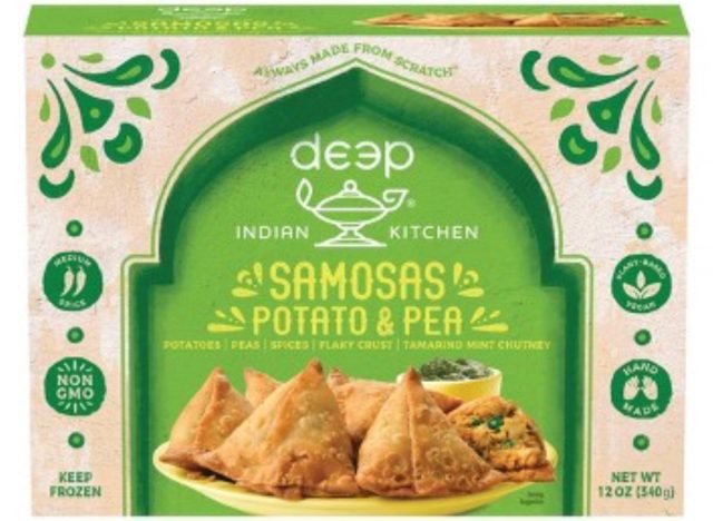 Tiefe indische Küchenkartoffel-Erbsen-Samosas