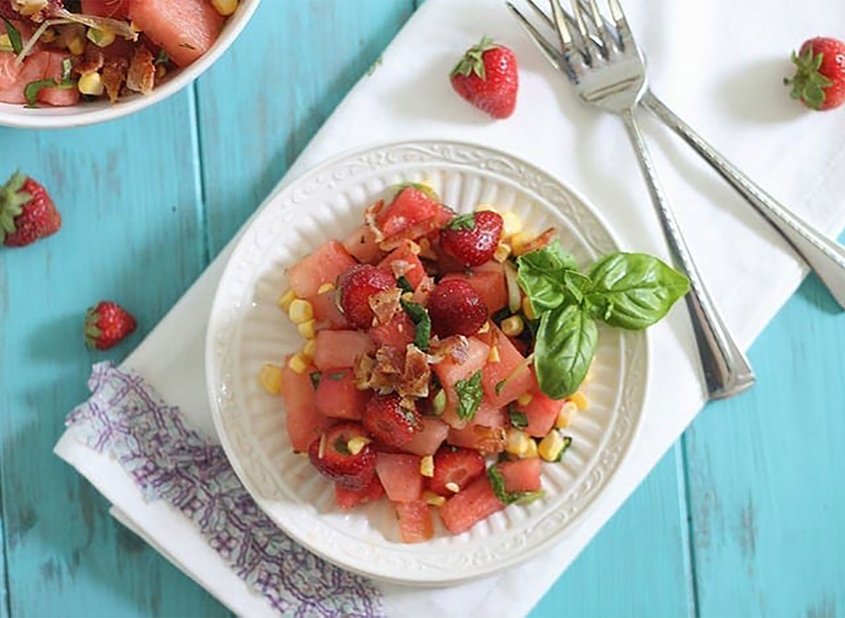 Wassermelonen-Speck-Salat auf weißem Teller