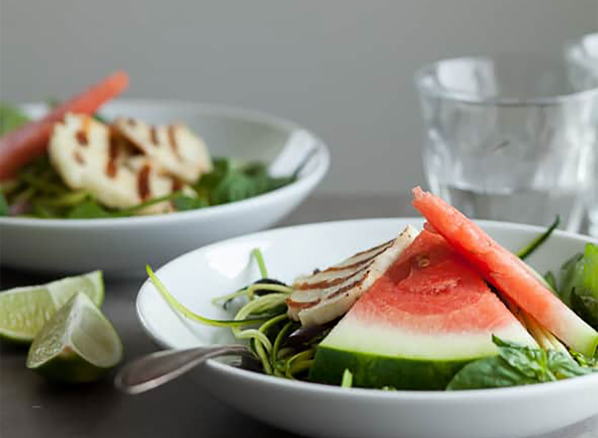 Spinat-Wassermelonen-Zucchini-Salat
