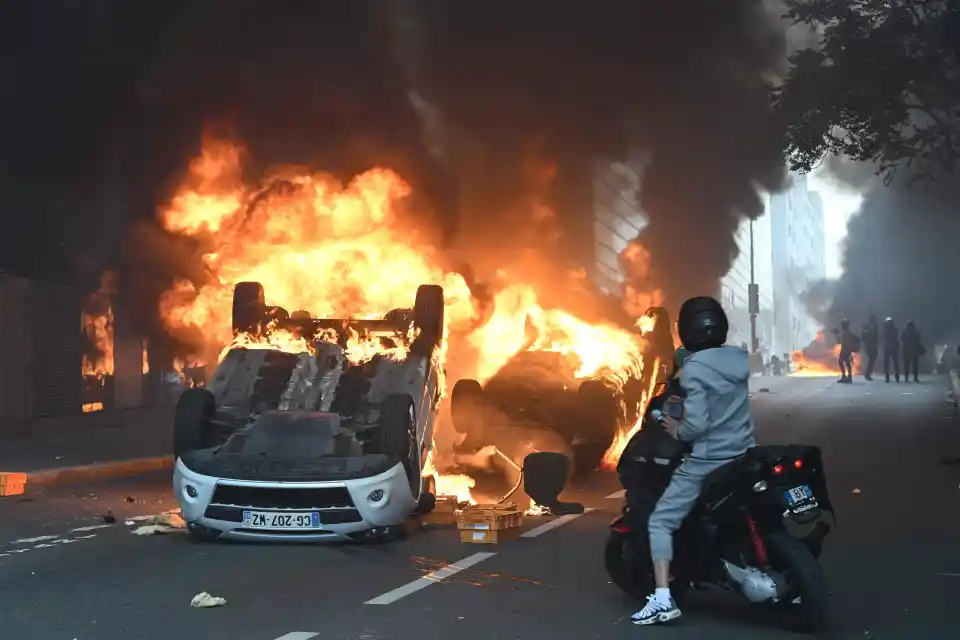 Inmitten des Chaos, das in ganz Frankreich ausbrach, wurden Autos angezündet
