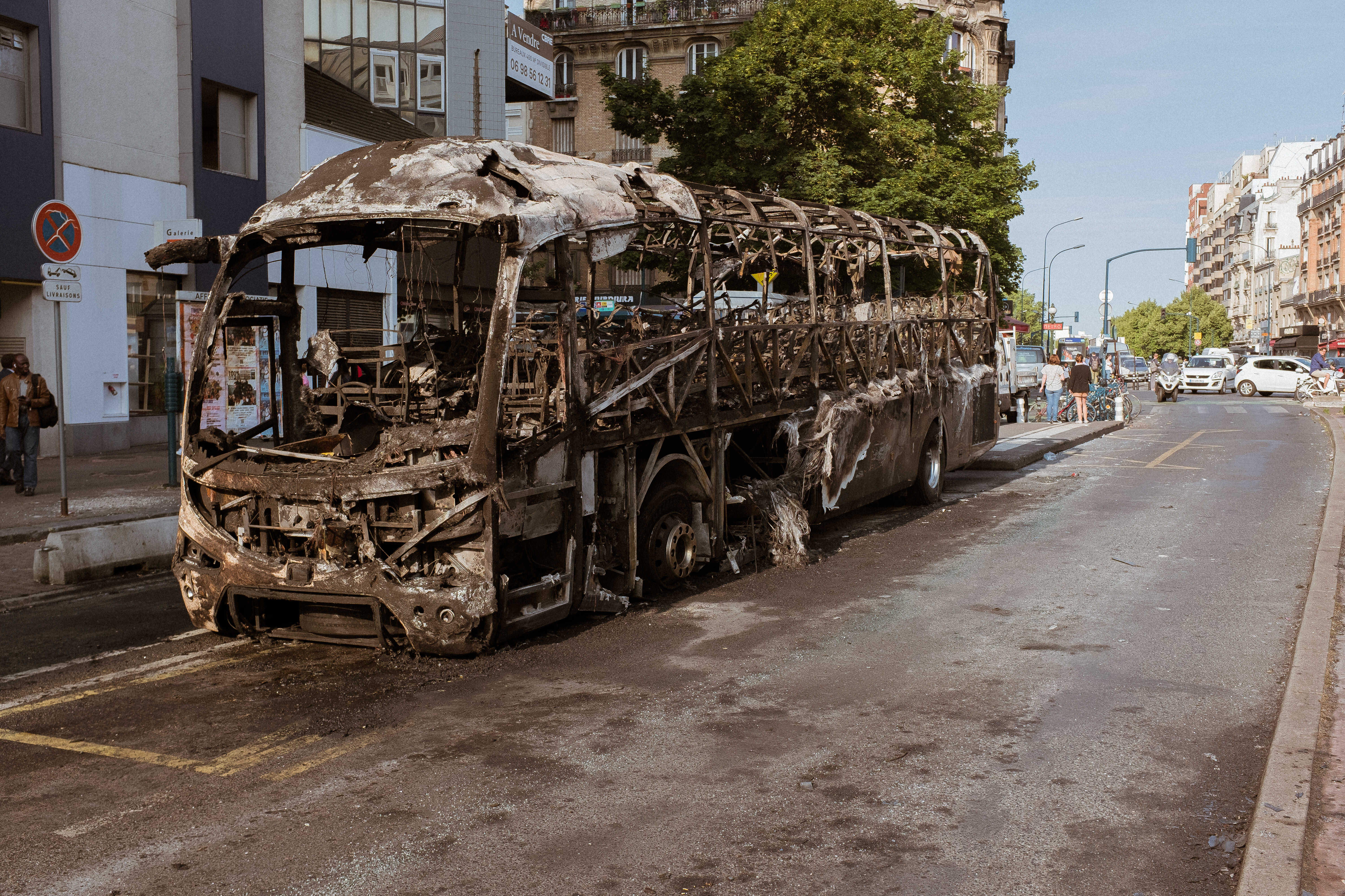 Die verkohlten Überreste eines Busses im Pariser Vorort Pantin