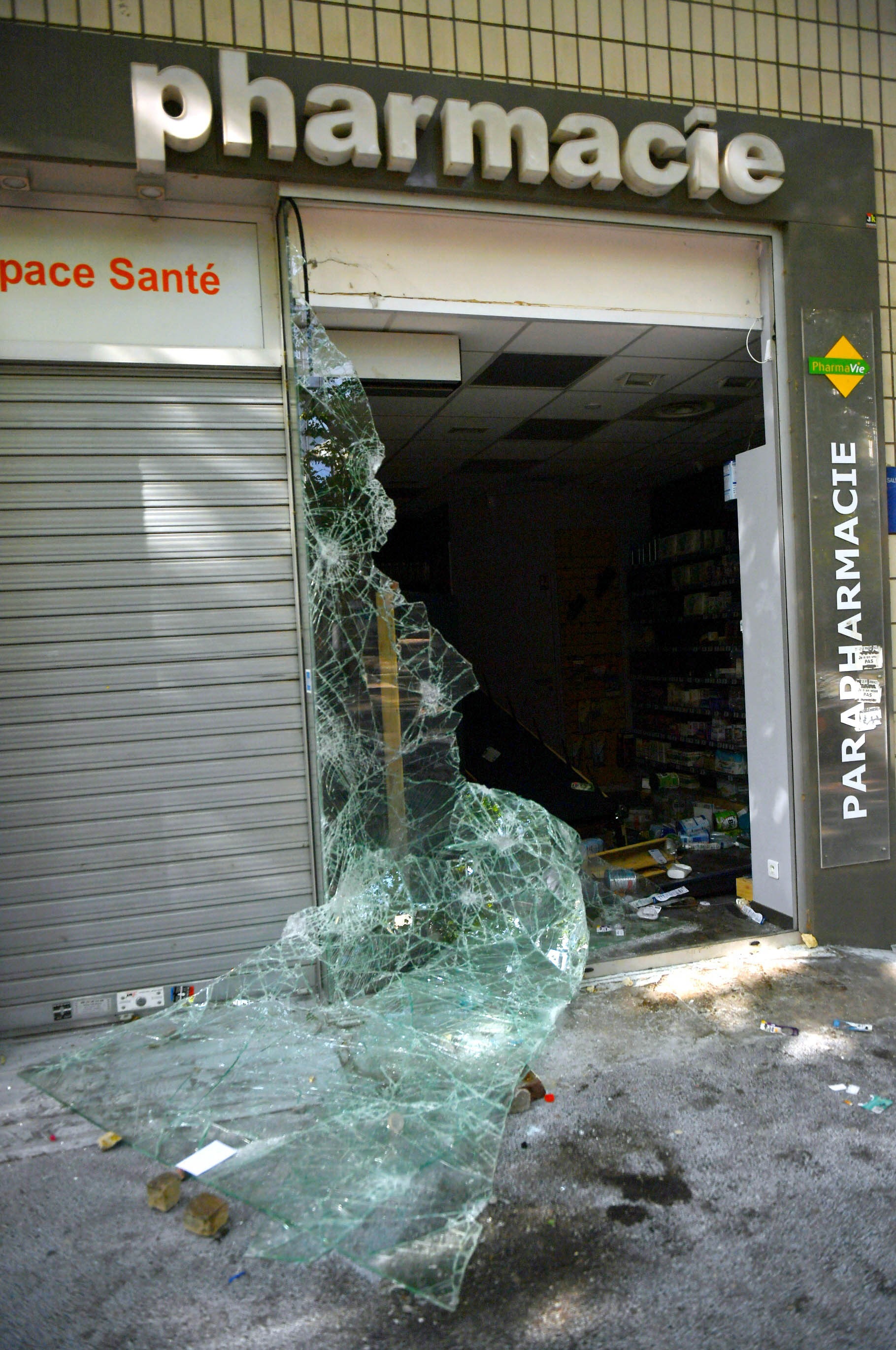 Mehrere Geschäfte wurden zerstört und geplündert