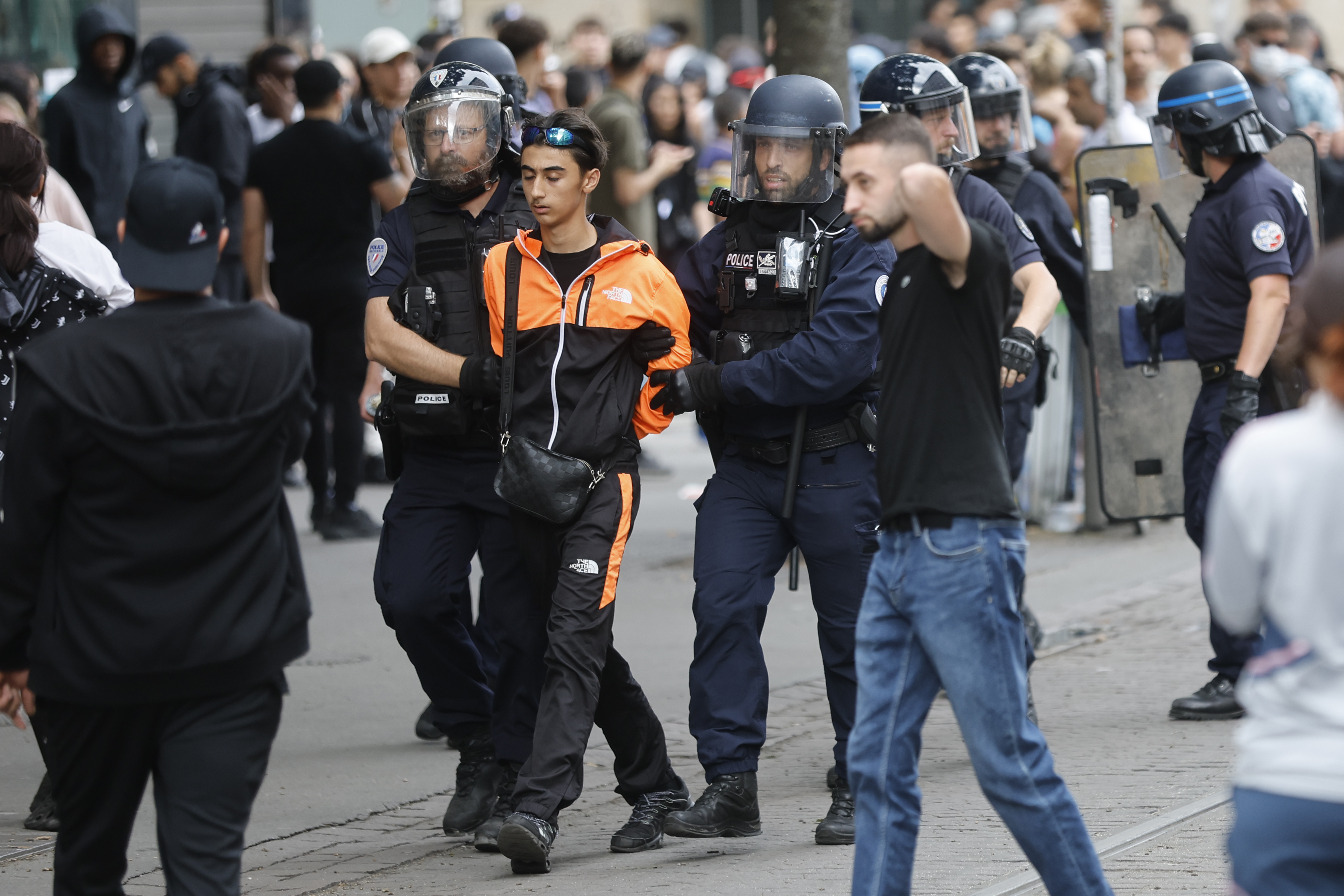 Ein Demonstrant wird heute während einer Protestkundgebung in Straßburg festgenommen