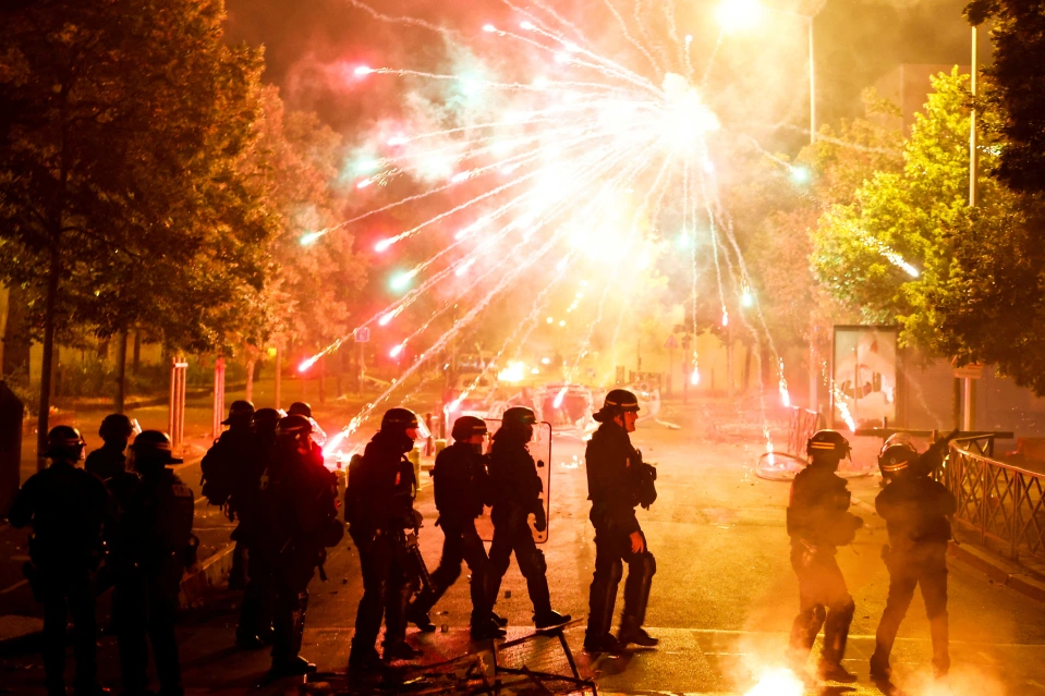 Randalierer feuerten Feuerwerkskörper auf Polizisten ab, als diese versuchten, die Unruhen in Paris zu unterdrücken