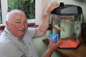 Großbritanniens ältester Goldfisch George geht im Alter von 44 Jahren in die große Schüssel am Himmel