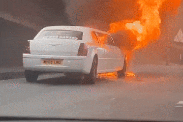 Dramatischer Moment, als eine Limousine mitten auf einer Autobahn in Flammen aufgeht