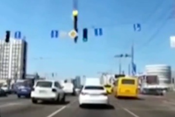 Sehen Sie sich den Moment an, in dem eine russische Rakete beim jüngsten Luftangriff auf die überfüllte Kiewer Autobahn einschlägt