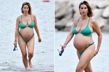 Ferne McCann zeigt vor der Geburt ihren Babybauch im grünen Bikini am Strand