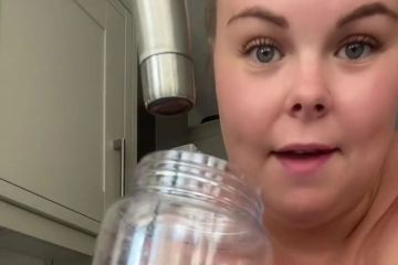 Mama verrät uns den Wasserflaschen-Trick, um den Sohn im Sommer mit Flüssigkeit zu versorgen