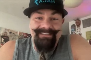 Ex-WWE-Star sieht mit spitzem Schnurrbart und langem Bart völlig unkenntlich aus