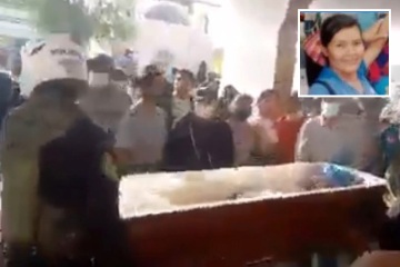 „Tote“ Frau klopft bei ihrer EIGENEN Beerdigung an den Sarg und beeindruckt die Trauergäste