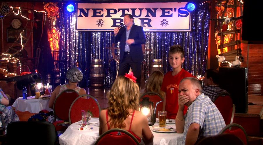 Die Bar ist an Neptunes aus der ITV-Sitcom angelehnt und der Sänger Craig Williams aus der Serie leitet ihr Kabarett