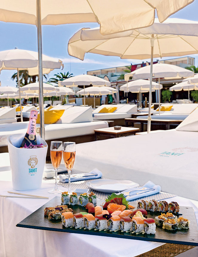 Genießen Sie fantastisches Sushi im Tanit Beach Club, bevor Sie ein Bad nehmen