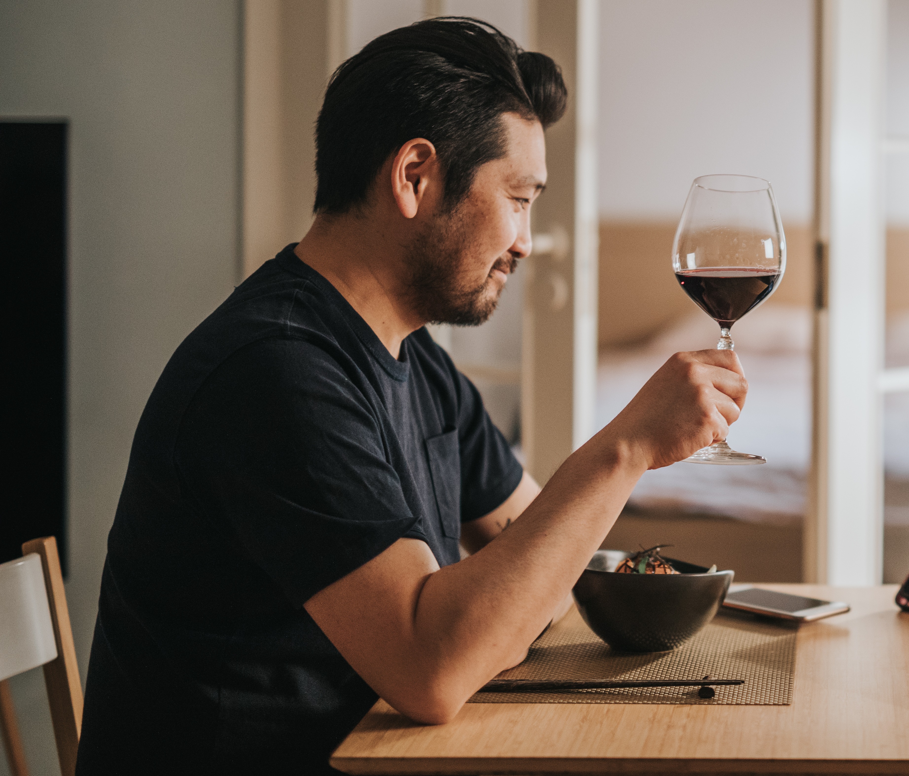 Das Trinken von Wein hilft Ihnen möglicherweise, sich zu entspannen, kann aber dazu führen, dass Sie am nächsten Tag erschöpft sind