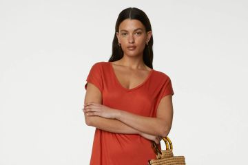 Käufer beeilen sich, ein neues M&S-Sommerkleid zu kaufen, das „an den richtigen Stellen haftet“