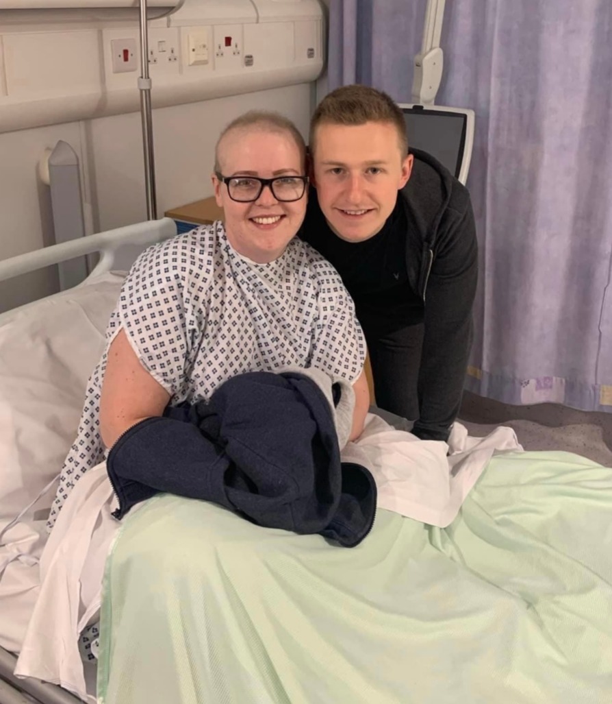 Die 29-Jährige liegt mit ihrem Partner Cameron im Krankenhaus