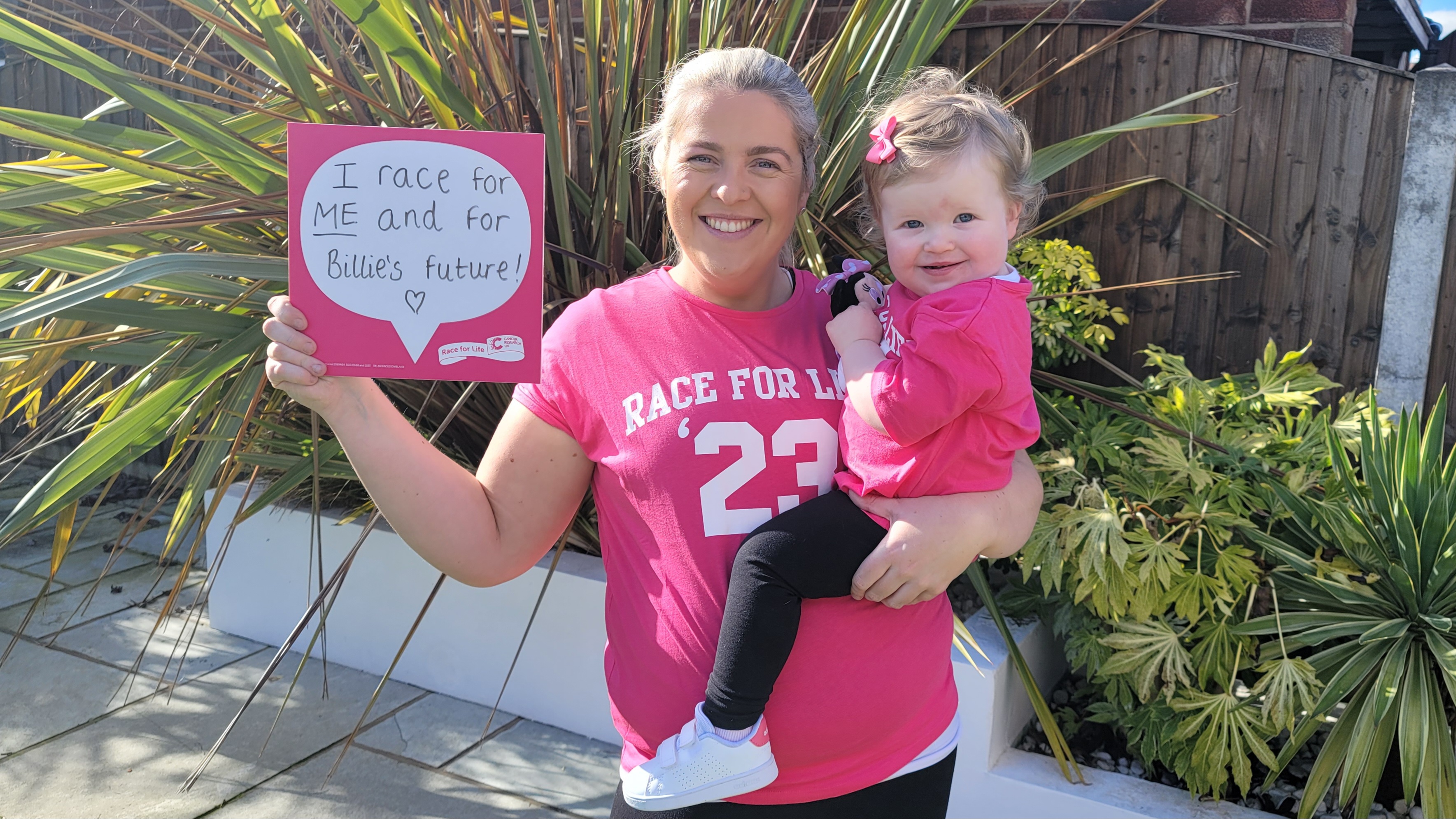 Hannah nimmt im Juli am Race for Life von Cancer Research UK teil