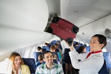 Ich bin Flugbegleiterin und Sie sollten uns niemals bitten, Taschen in die Gepäckfächer zu legen
