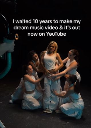 Für einen sexy Clip im Musikvideo legte der Star ihren BH ab