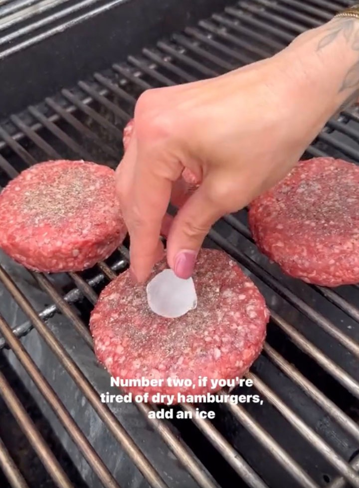 Einer ihrer Tipps ist, beim Garen einen Eiswürfel auf jeden Burger zu legen, der ihrer Meinung nach Feuchtigkeit spendet und für saftiges Fleisch sorgt