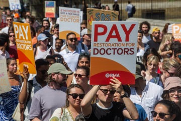 Streikende NHS-Ärzte können während des Streiks lukrative Privatjobs annehmen