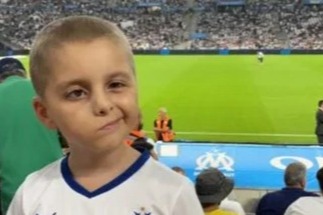 Fußballfan, 8, mit Hirntumor, wird von grausamen Rivalen-Fans vom Trikot gerissen