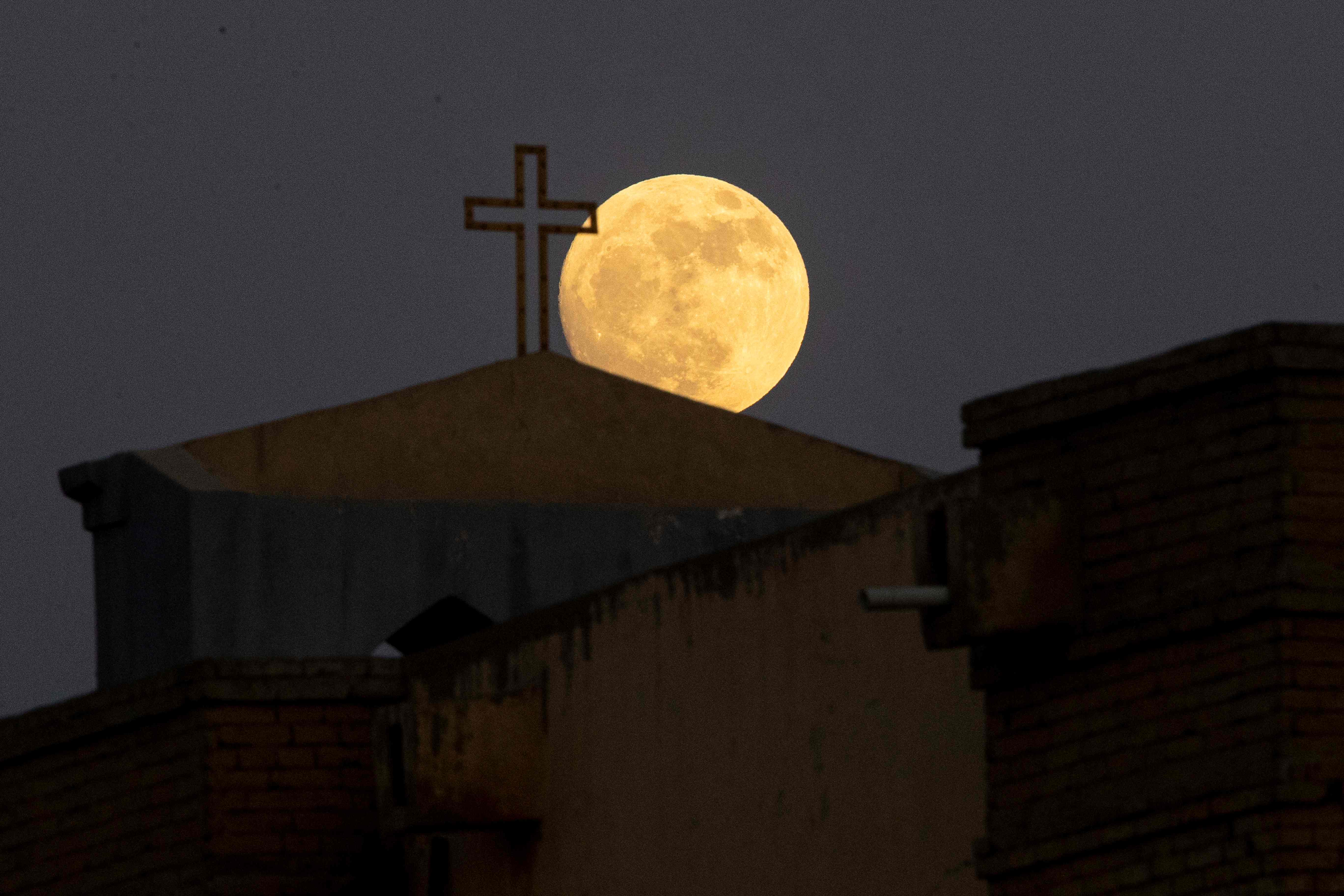 Der Mond geht über einer Kirche in Basra, Irak, auf