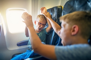 Cleverer Trick, um das Schreien von Kindern im Flugzeug zu verhindern 