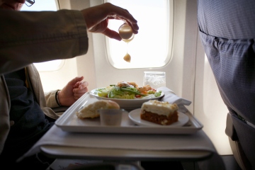 Ich bin Flugbegleiterin – Sie sollten diese Speisen und Getränke NIEMALS im Flugzeug essen
