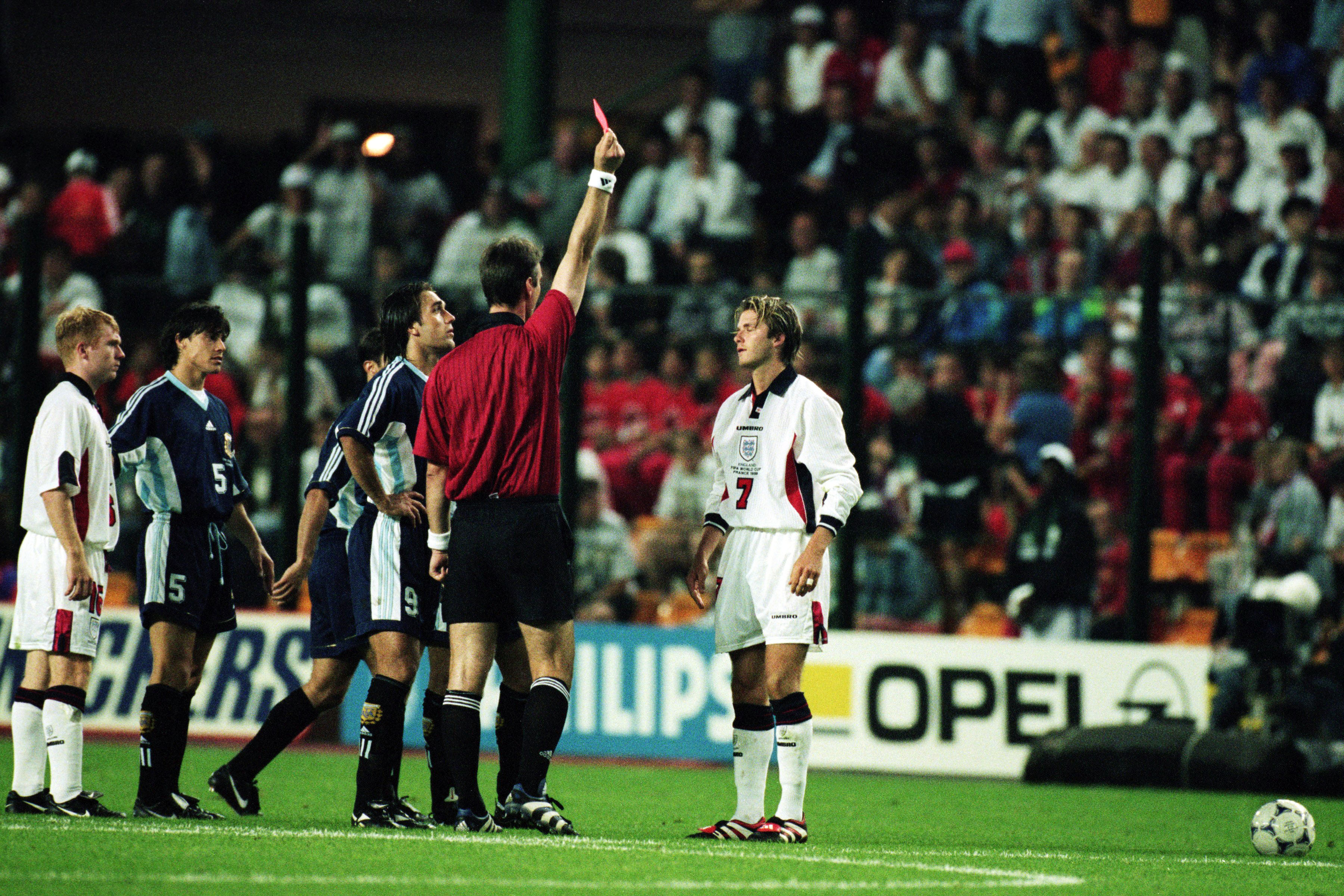 David wurde nach seiner berüchtigten Roten Karte vom Platz gestellt, weil er während der Weltmeisterschaft 1998 den Argentinier Diego Simeone getreten hatte